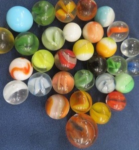 lot 18 image: VINTAGE MARBLES