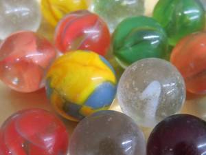 lot 24 image: VINTAGE MARBLES