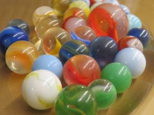 lot 25 image: VINTAGE MARBLES