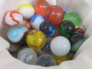 lot 26 image: VINTAGE MARBLES