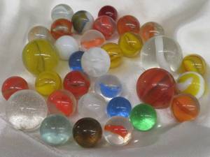lot 28 image: VINTAGE MARBLES