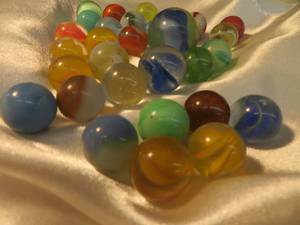lot 30 image: VINTAGE MARBLES