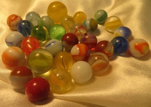 lot 32 image: VINTAGE MARBLES