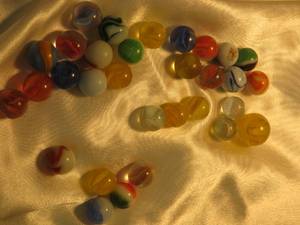 lot 33 image: VINTAGE MARBLES
