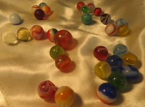 lot 37 image: VINTAGE MARBLES