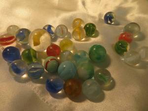 lot 40 image: VINTAGE MARBLES