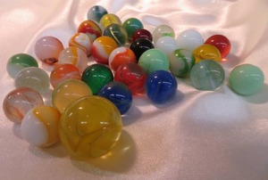 lot 41 image: VINTAGE MARBLES