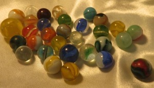 lot 44 image: VINTAGE MARBLES