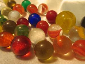 lot 45 image: VINTAGE MARBLES