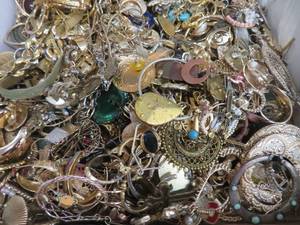 lot 47 image: LARGE LOT OF VINTAGE JEWELRY