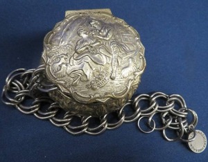 lot 77 image: SMALL VINTAGE JEWLERY BOX WITH UNIQUE CHAIN