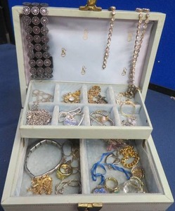 lot 76 image: VINTAGE JEWERLY