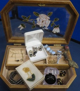 lot 78 image: VINTAGE JEWLERLY BOX FULL OF GOODIES