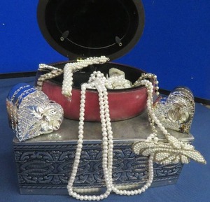 lot 79 image: VINTAGE JEWLERY AND BOXES.