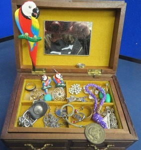 lot 80 image: VINTAGE JEWERLY IN WOOD BOX