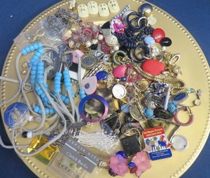 lot 81 image: VINTAGE JEWERLY FOR CRAFTING