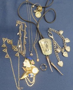 lot 83 image: SILVER VINTAGE JEWLERY LOT
