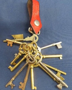 lot 84 image: 13 SKELETON KEYS