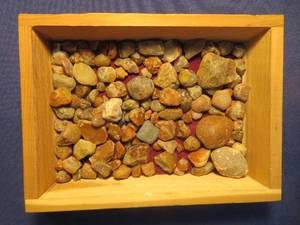 lot 102 image: SMALL AGATES