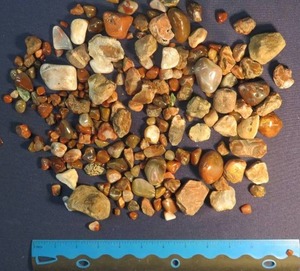 lot 103 image: LARGER LOT OF AGATES