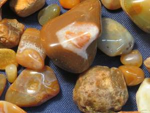 lot 104 image: LARGER AGATES