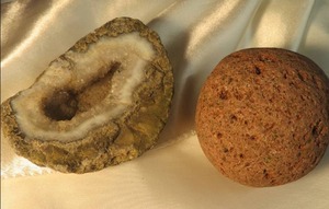 lot 105 image: 2 GEODES