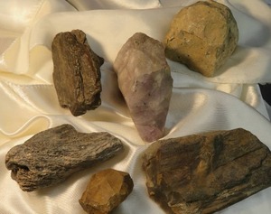 lot 109 image: 6 LARGER CRYSTALS  AGETES  FOSSILS