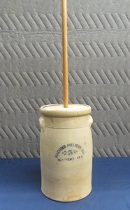 lot 133 image: MACOMB POTTERY BUTTER CHURN