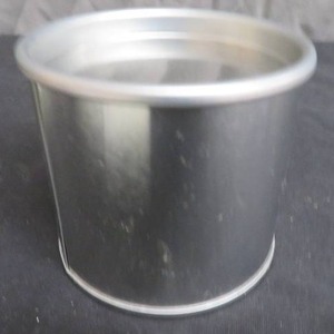 lot 126 image: NEW BOX OF SMALL, SILVER TIN CANS WITH LIDS.