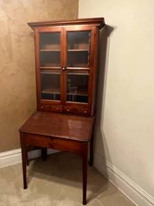 lot 16 image: Antique Desk