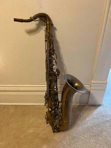 lot 19 image: Saxophone