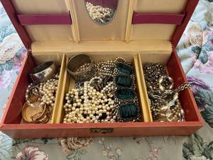 lot 24 image: Jewelry