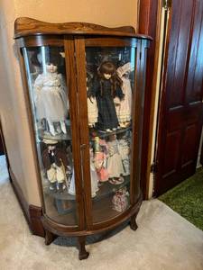 lot 26 image: Curved Glass Curio Cabinet
