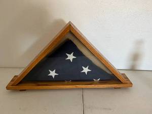 lot 28 image: American Flag in Holder