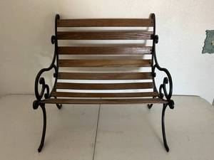 lot 31 image: Doll Bench