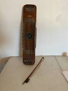 lot 39 image: Antique Ukelin