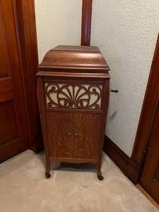 lot 50 image: Vitanola Record Player & Records