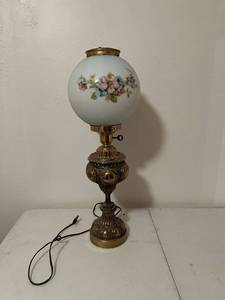 lot 68 image: Lamp