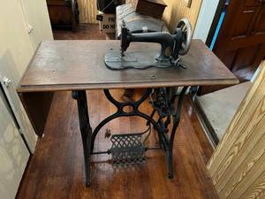 lot 103 image: Singer Sewing Machine & Cabinet