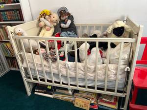 lot 121 image: Crib & Everything in It