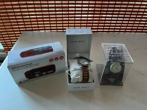 lot 185 image: New Watches & Emergency Radio
