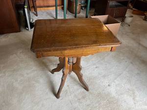 lot 211 image: Antique Parlor Table