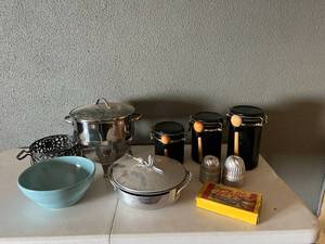 lot 260 image: Kitchen Items