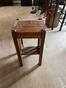 lot 263 image: Wood Stand