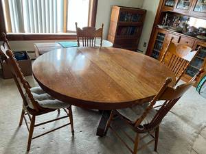 lot 273 image: Dining Table with Leaf & 4 Chairs