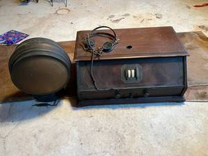 lot 291 image: Radiola 25 with Model 100 Speaker & Headphones