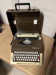 lot 296 image: Royal Safari Manual Typewriter