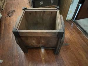 lot 108 image: Antique Churn