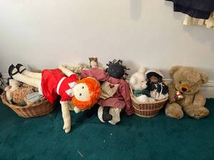 lot 123 image: Everything Pictured on Floor