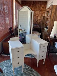 lot 149 image: Makeup Desk
